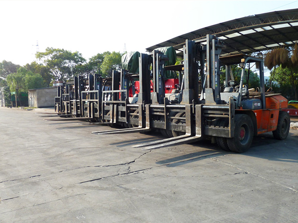 大型叉車(chē) 大型叉車(chē)